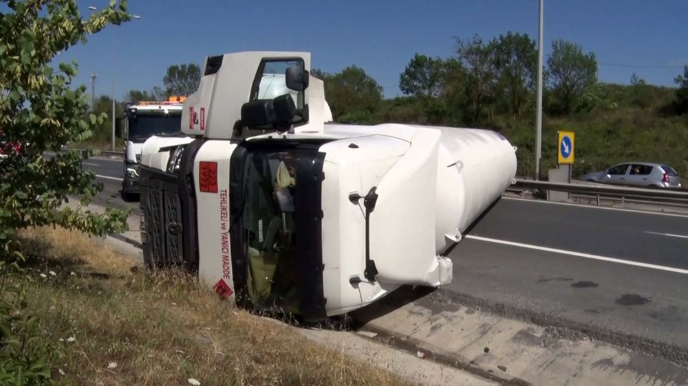 TEM Otoyolu'nda faciasının eşiğinden dönüldü: Gaz yüklü tanker devrildi - 2