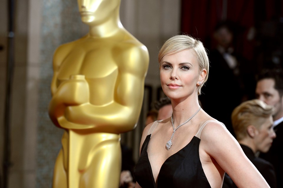 Charlize Theron estetik iddialarını yalanladı - 3