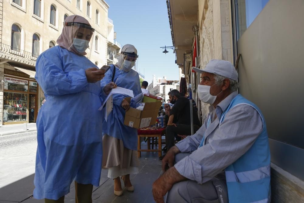 En ücra köylerde kapı kapı dolaşıyorlar: Türkiye’deki corona virüs aşısı ikna ekiplerinin başarısı uluslararası basında - 1