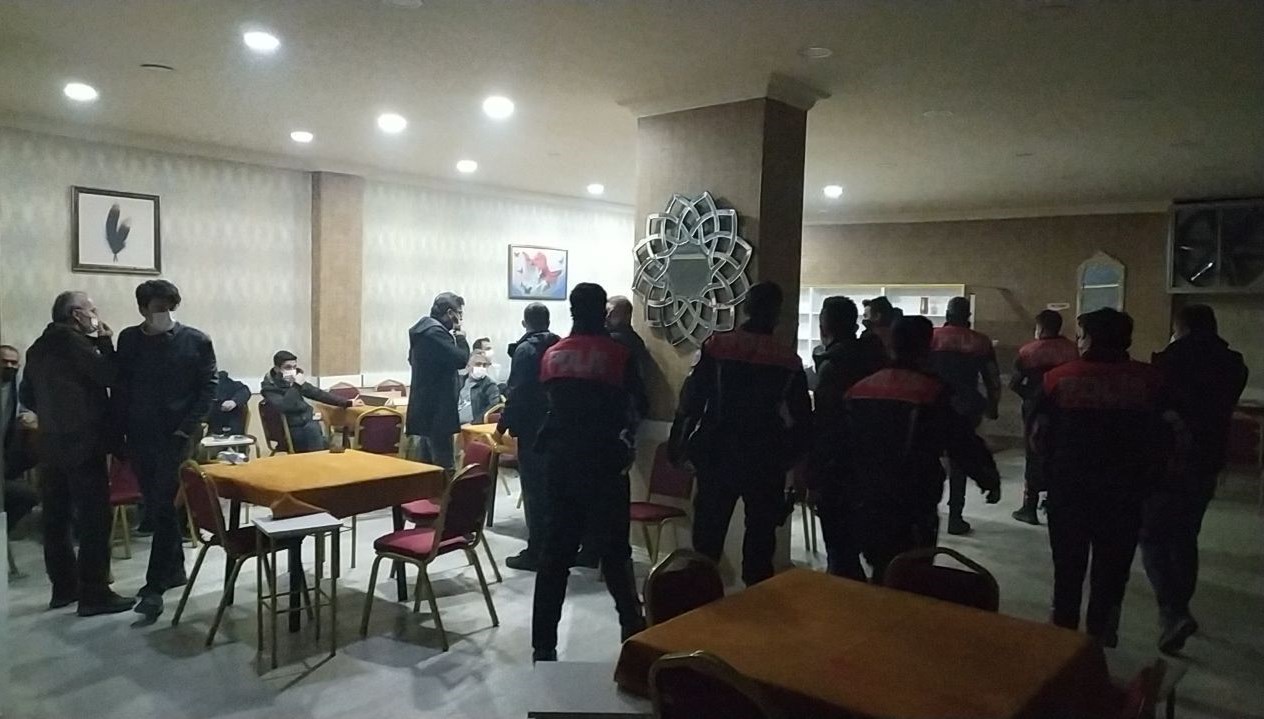 Kıraathanede oyun oynayan 23 kişiye 65 bin lira ceza
