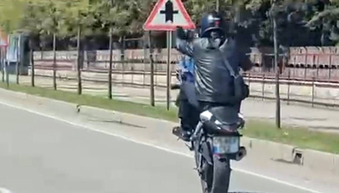 Motosiklet ile trafikte şov yapan sürücüye ceza yağdı