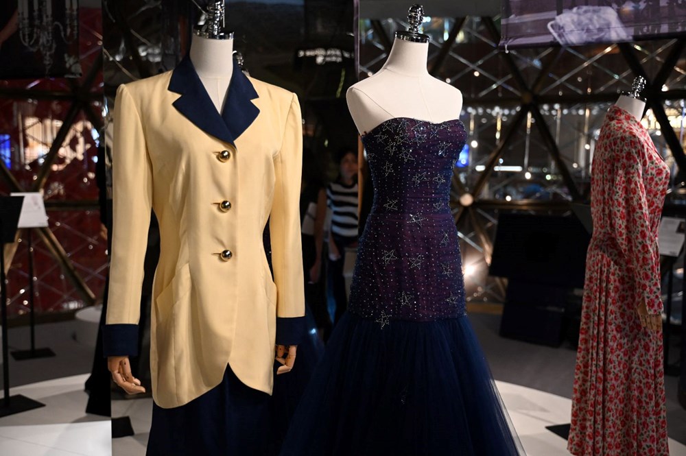 Prenses Diana'nın kişisel eşyaları ve elbiseleri rekor fiyata satıldı - 5