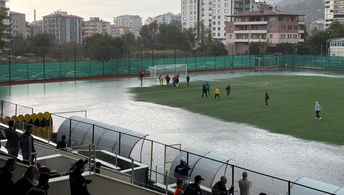 Artvin'de şiddetli yağış nedeniyle 3. Lig maçı ertelendi Artvin'de şiddetli yağış nedeniyle 3. Lig maçı ertelendi