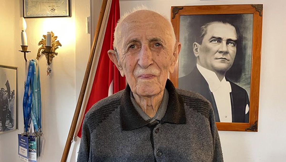 İstanbul’un en yaşlı muhtarı görevi bırakıyor İstanbul’un en yaşlı muhtarı görevi bırakıyor