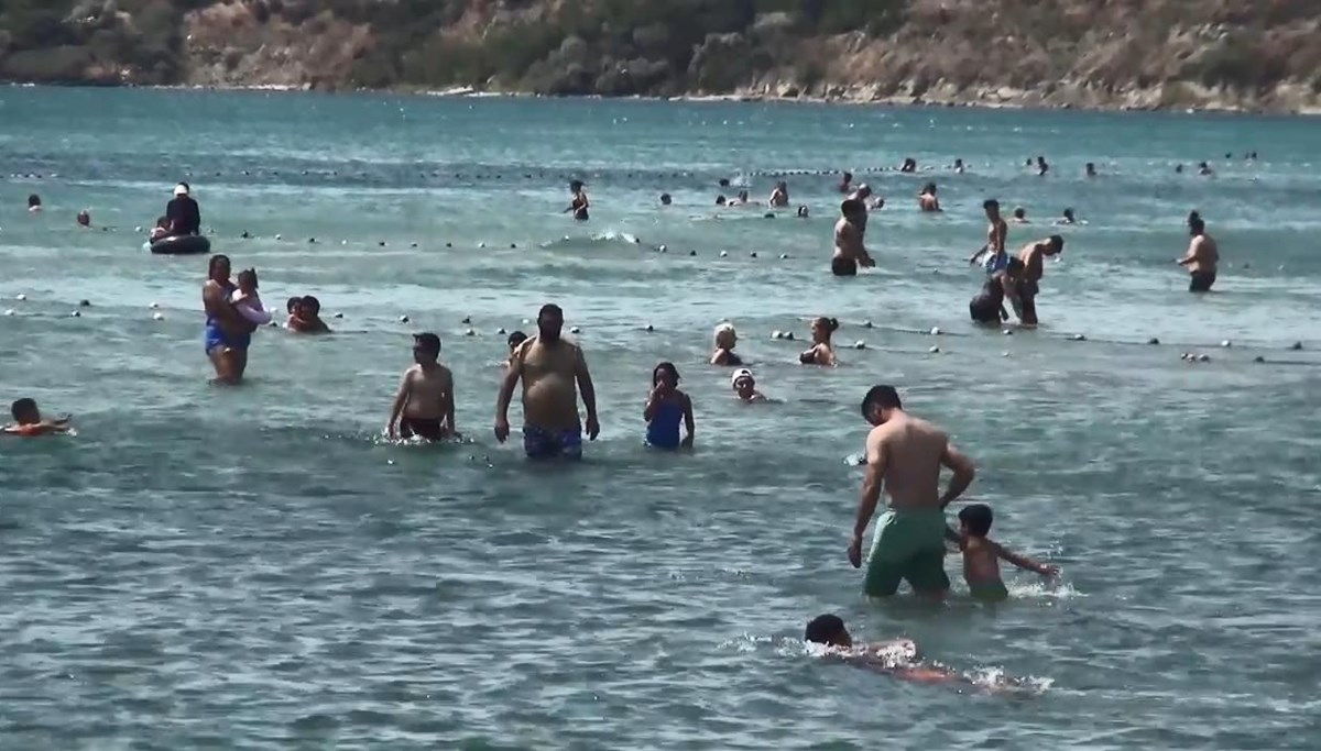 Yasağa aldırış etmeden denize girdiler