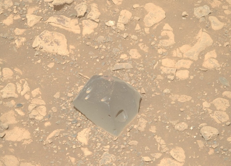 NASA gezgini keşfetti: Mars'a ait olmayan "kafatası" bulundu - 1