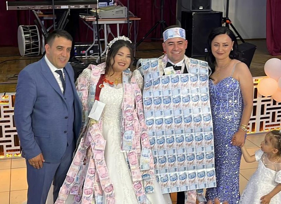 Dikkat çeken takı merasimi! Damada paradan yelek giydirdiler - 1