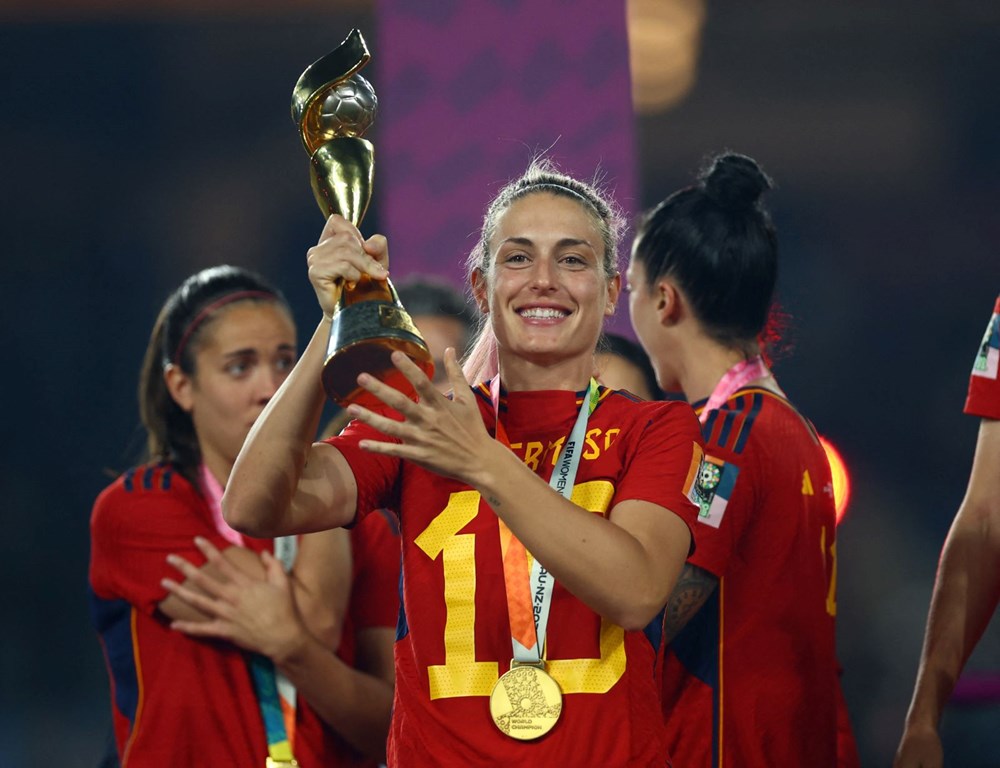 Kupa töreninde skandal hareket: Federasyon başkanı futbolcuyu dudağından öptü - 5