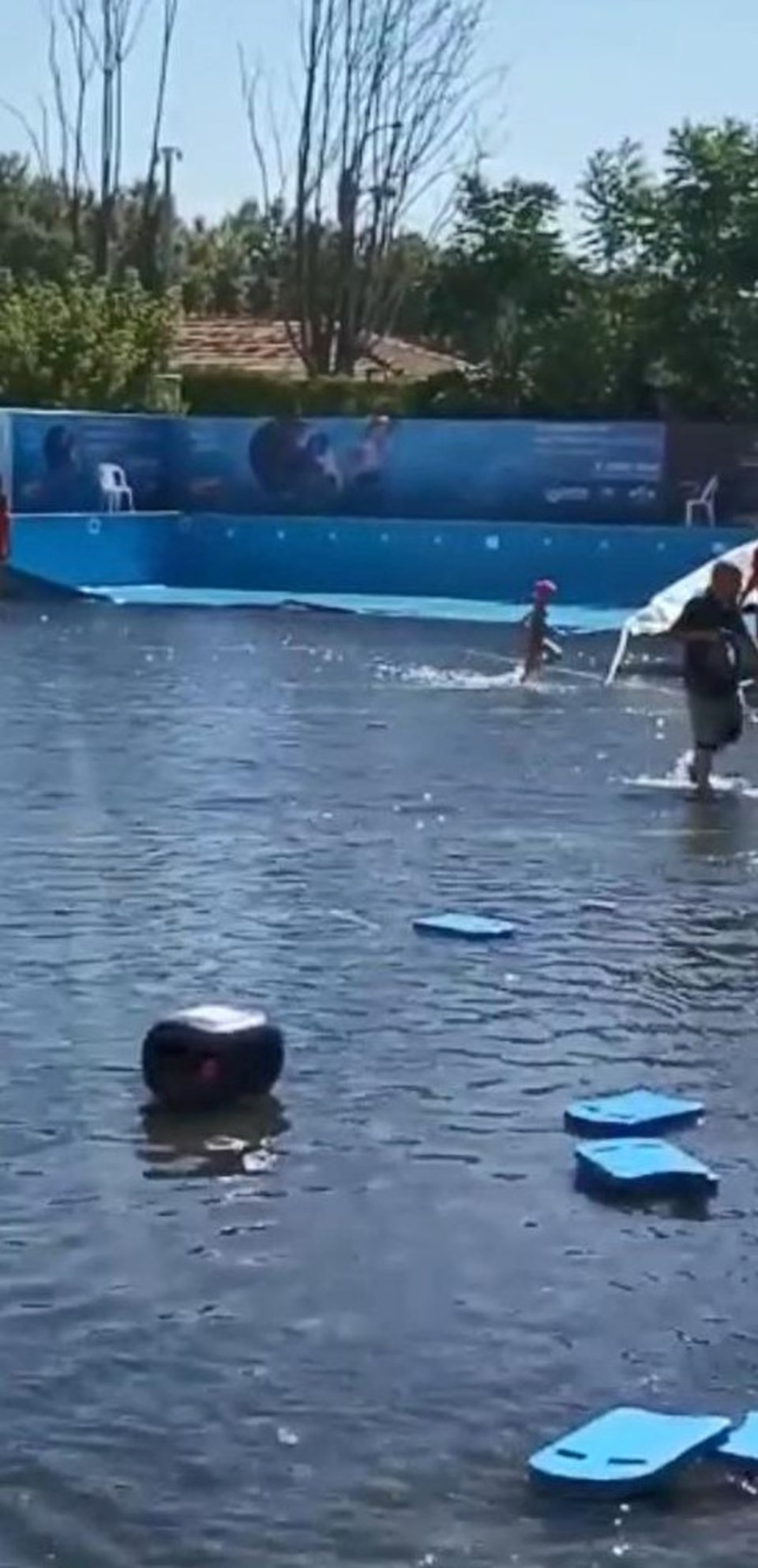 Fatih'te havuz patladı: Okul bahçesi göle döndü - 1
