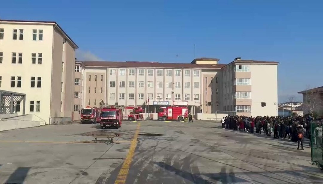 Arnavutköy'de ortaokulda yangın: Öğrenciler tahliye edildi