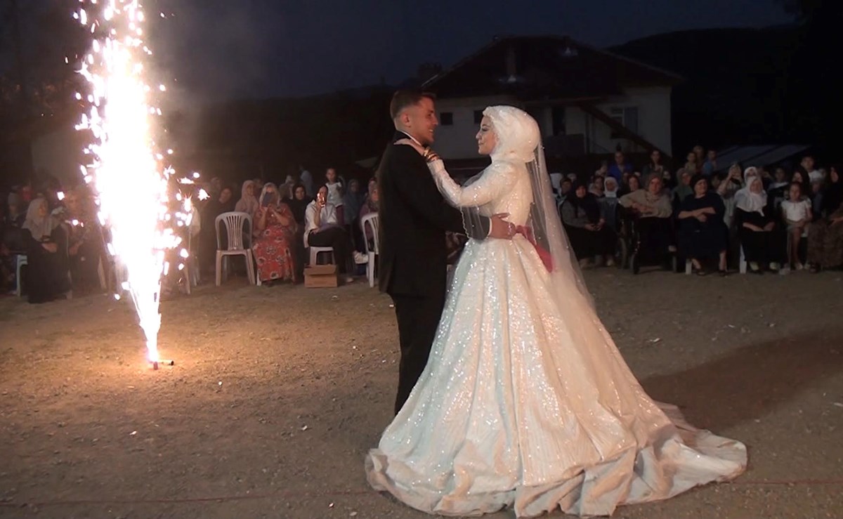 Çiftin düğününden görüntüler ortaya çıktı.