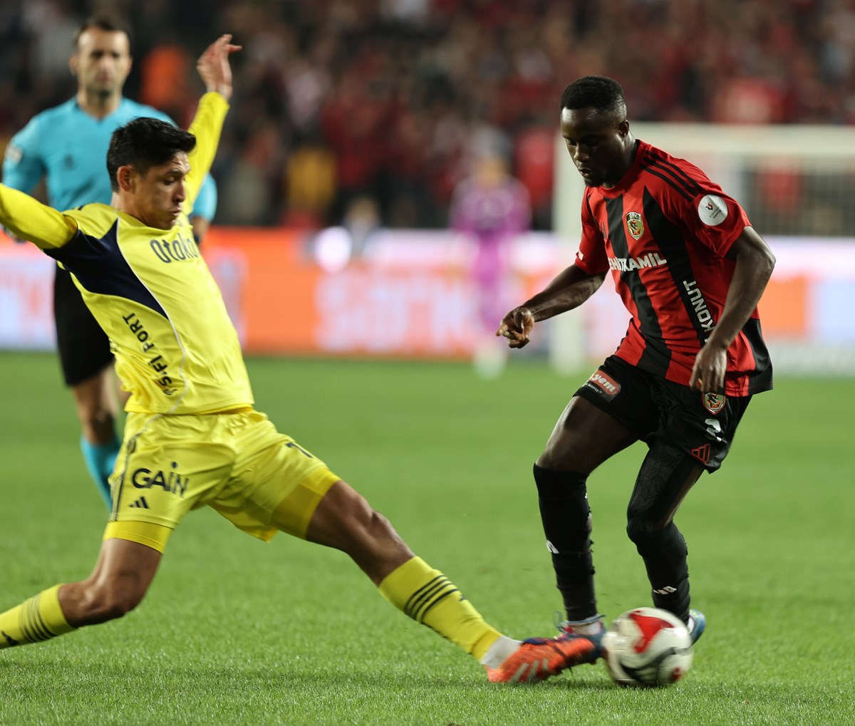 Fenerbahçeli Edson Alvarez, Gaziantep FK maçında rakibiyle ikili mücadelede