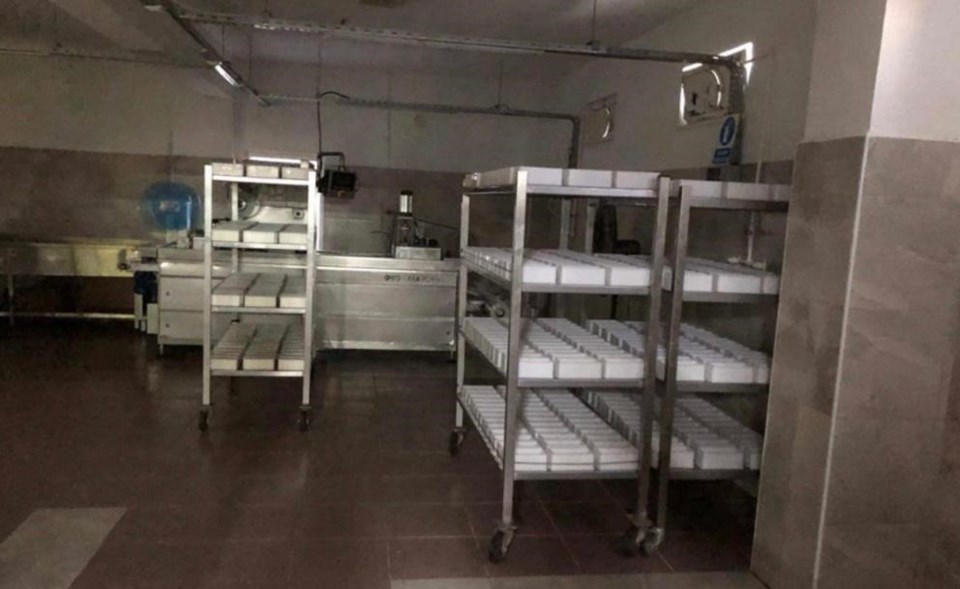 Sakarya'da merdiven altı tesise baskın: 1,5 milyonluk sahte kaşar ele geçirildi - 2