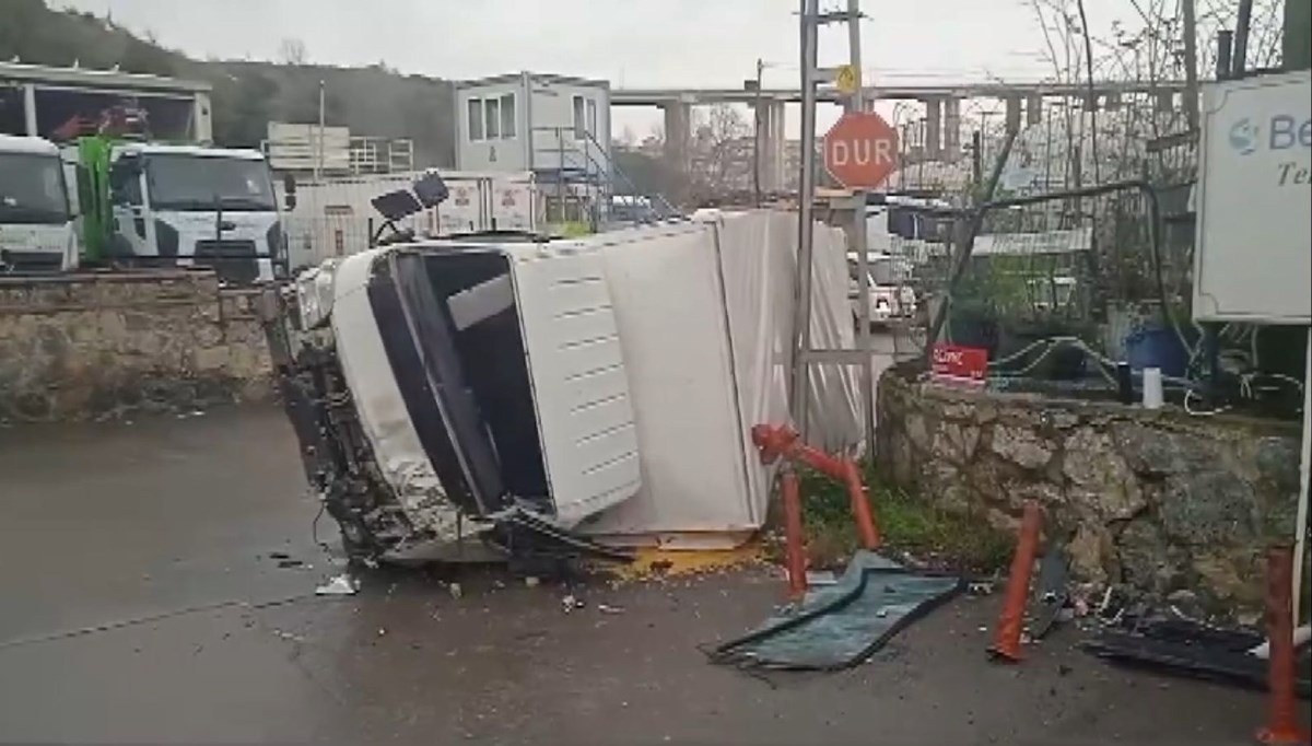 Yağmur sonrası kayganlaşan yolda kamyonet devrildi: 2 kişi yaralandı