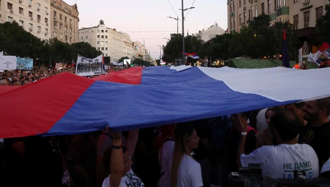 Sırbistan’da lityum madeni protestosu: Binlerce kişi sokaklara döküldü