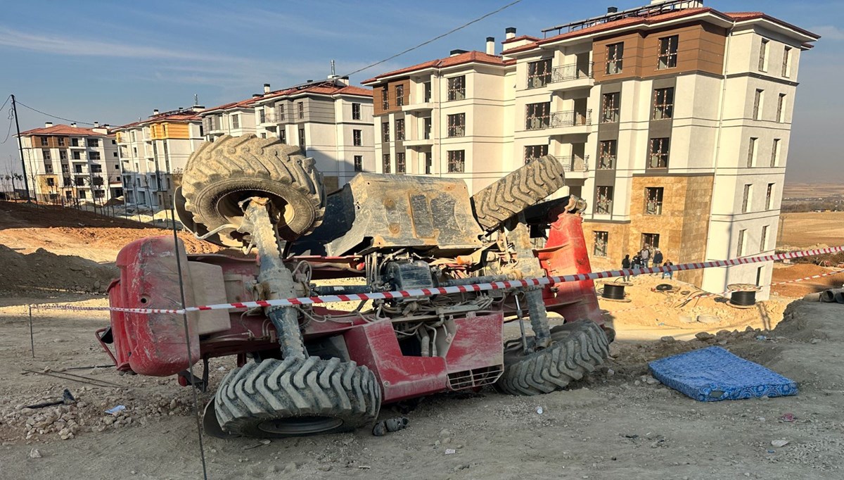 Elazığ'da çalıştırmak istedikleri kepçe devrildi: 2 ölü