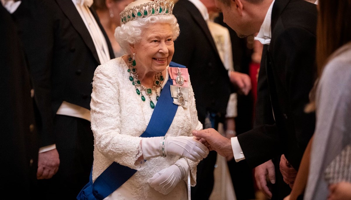 Kraliçe Elizabeth'e en az iki hafta dinlenme önerisi