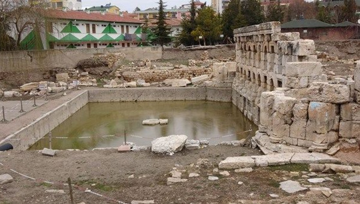 2 bin yıllık tarihi Roma Hamamı'nın suyu çekildi