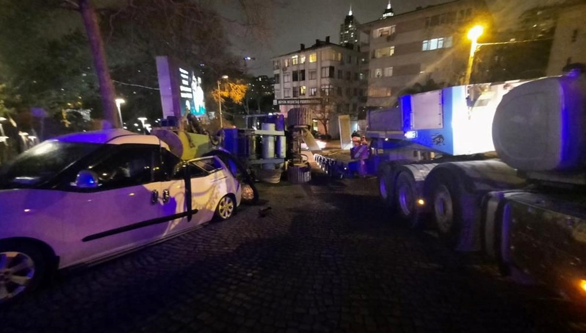 Beşiktaş'ta TIR'ın taşıdığı vinç araçların üzerine devrildi