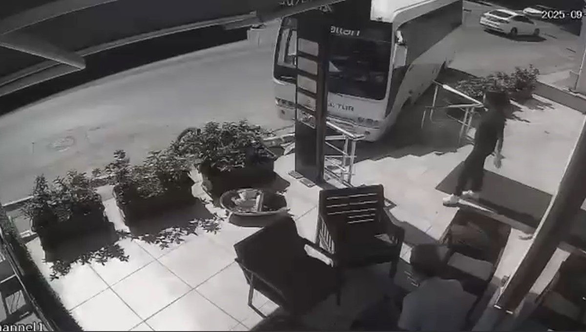 Freni boşalan servis midibüsü direğe çarprı