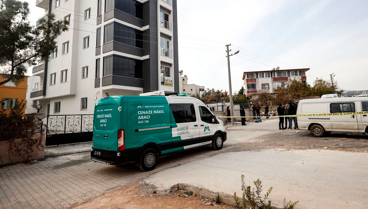 Mersin'de kadın cinayeti: Eşini yeni aldıkları evin önünde öldürdü Mersin'de kadın cinayeti: Eşini yeni aldıkları evin önünde öldürdü
