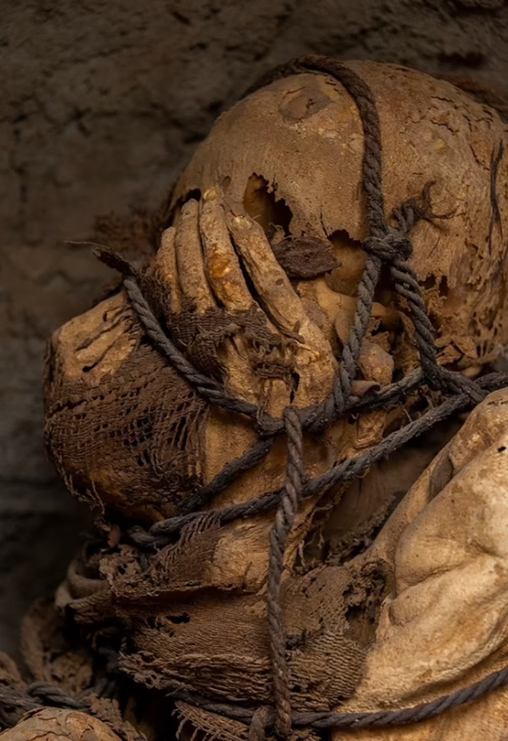 Vücudu bağlanarak gömülen bin 200 yıllık esrarengiz bir mumya bulundu - 4