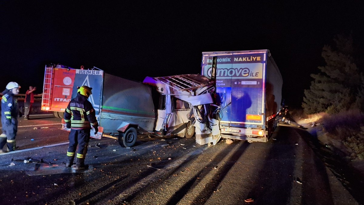 Minibüs kazanın ardından demir yığınına döndü