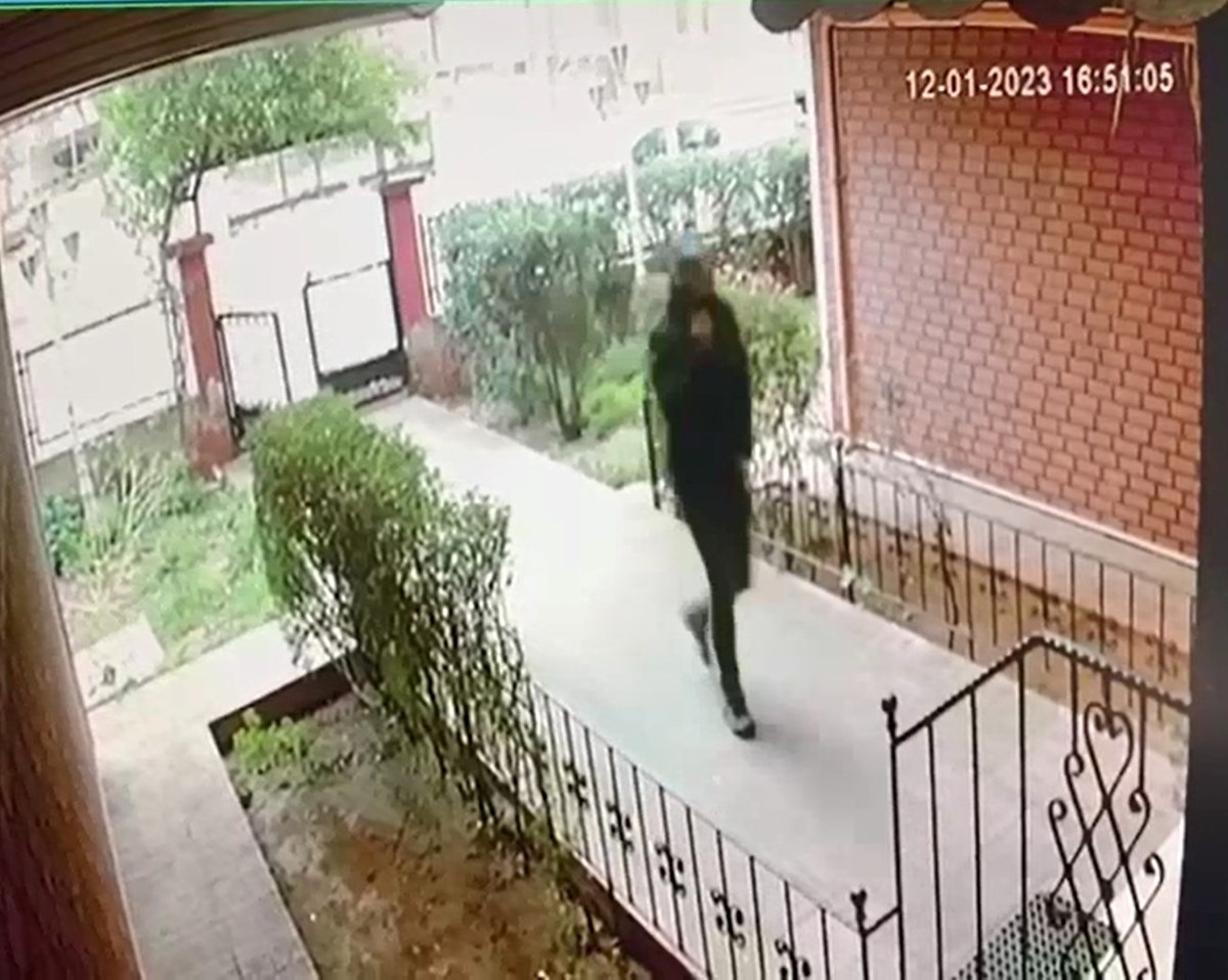 Zanlının parayı almak için eve geldiği anlar görüntülendi. Zanlının parayı almak için eve geldiği anlar görüntülendi.