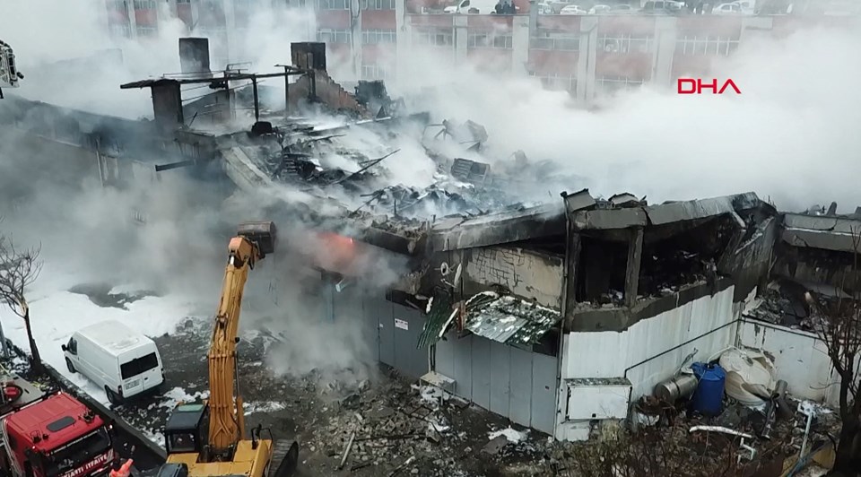 İtfaiye erinin kurtulma anı (İstanbul'da iki fabrikada yangın) - 1
