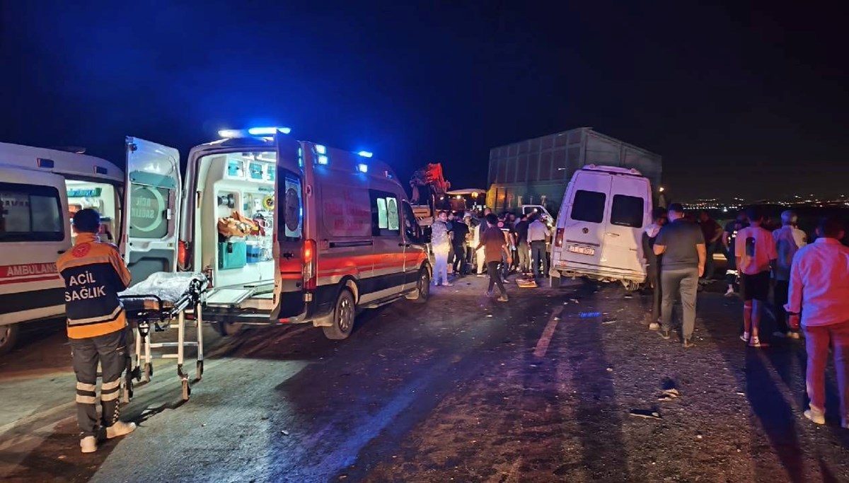 İşçi servisi ile traktör çarpıştı