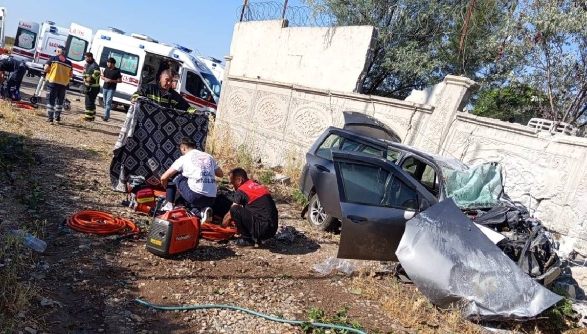 Lastiği patladı, duvara çarptı