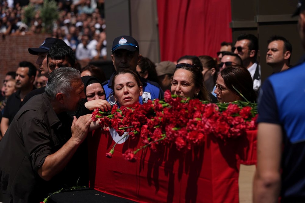 Ferdi Zeyrek son yolculuğuna uğurlanıyor | Özgür Özel gözyaşlarını tutamadı: "Şimdiye kadarki konuşmalarımın en zoru..." - 6