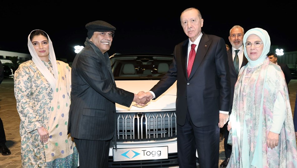 Cumhurbaşkanı Erdoğan'dan Pakistanlı mevkidaşı Zerdari'ye Togg hediyesi
