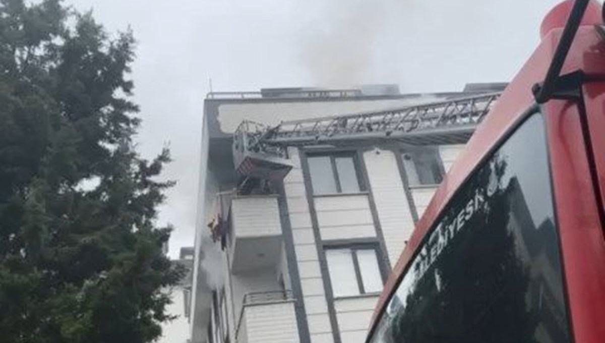 Beylikdüzü'nde 5 katlı binanın giriş katında yangın çıktı Beylikdüzü'nde 5 katlı binanın giriş katında yangın çıktı