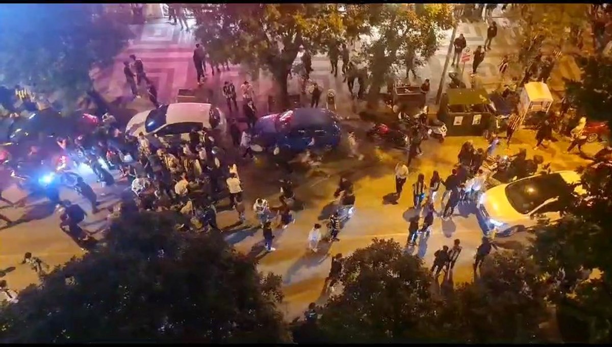 Bursa'da Galatasaray ve Fenerbahçeli taraftarlar arasında taş ve sopalı kavga: 3 gözaltı Bursa'da Galatasaray ve Fenerbahçeli taraftarlar arasında taş ve sopalı kavga: 3 gözaltı