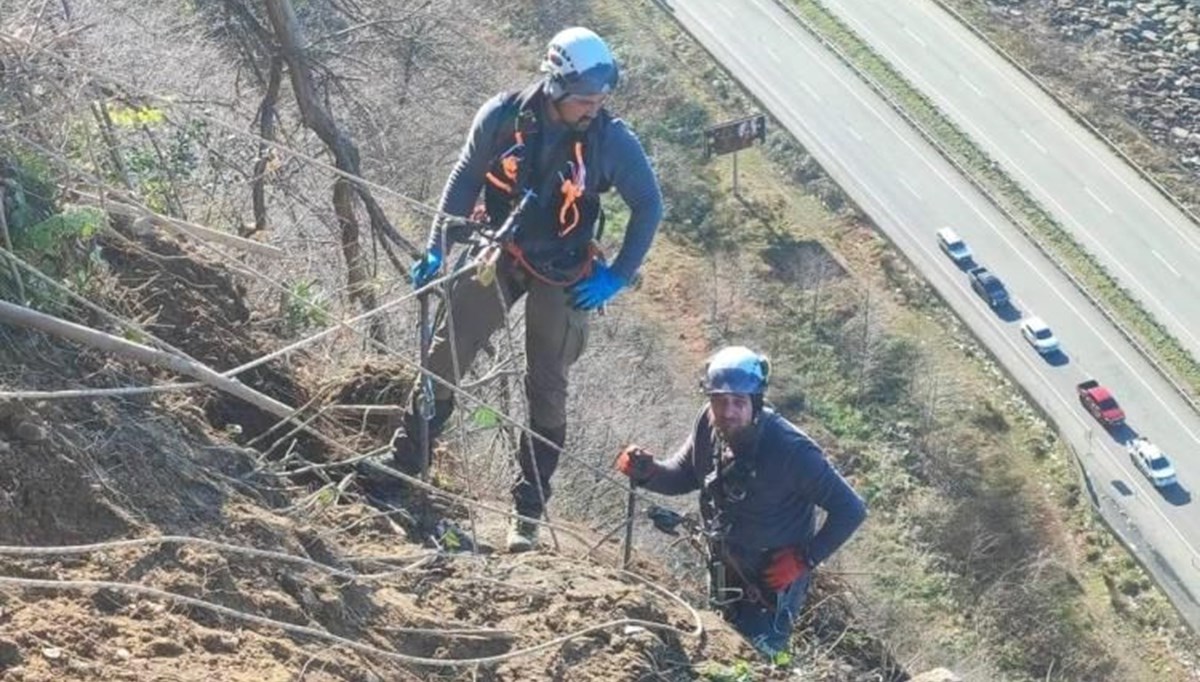 Sarp Sınır Kapısı’na giden yolda endüstriyel dağcıların kaya temizliği Sarp Sınır Kapısı’na giden yolda endüstriyel dağcıların kaya temizliği