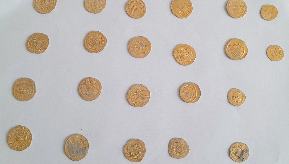 Bahçesini sürerken 22 sikke buldu: jandarmaya teslim etti Bahçesini sürerken 22 sikke buldu: jandarmaya teslim etti