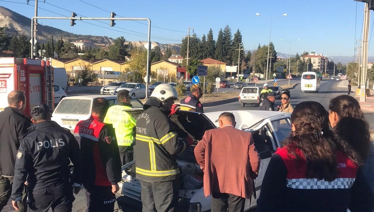 Kontrolden çıkan otomobil elektrik direğine çarptı: 1 yaralı