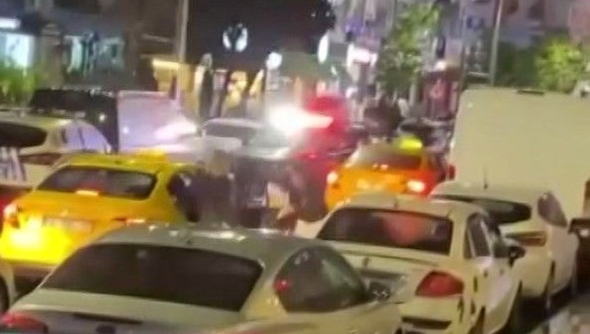 Bakırköy’de AVM önünde silahlı saldırı: Taksiden indiği anda ateş açıldı Bakırköy’de AVM önünde silahlı saldırı: Taksiden indiği anda ateş açıldı