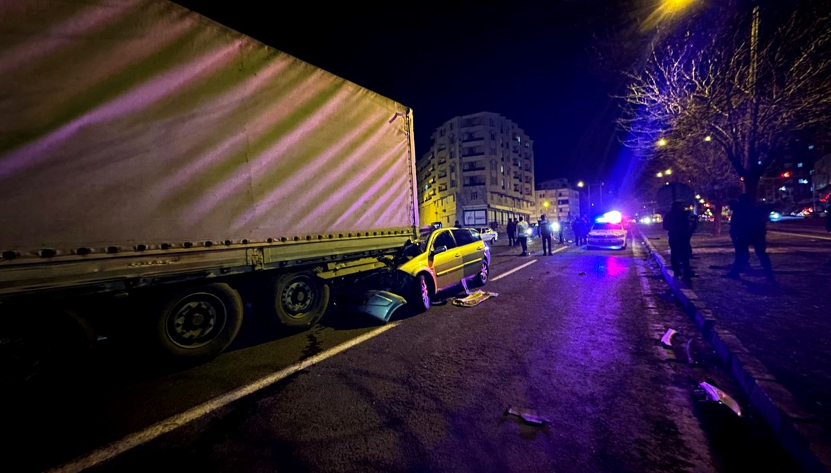 Şanlıurfa'da feci kaza: TIR'a ok gibi saplandı