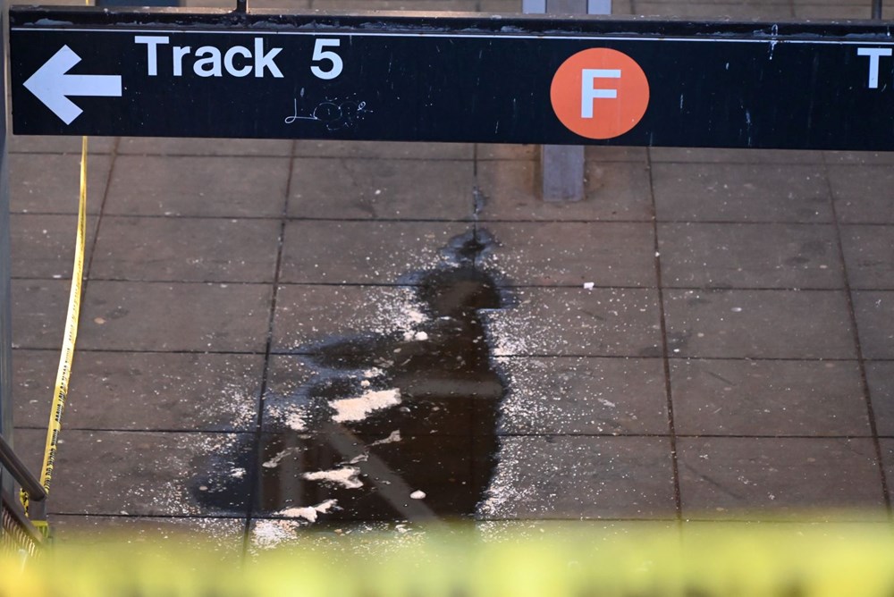 New York metrosunda korkunç olay: Vagonda uyuyan kadını ateşe verdi - 2