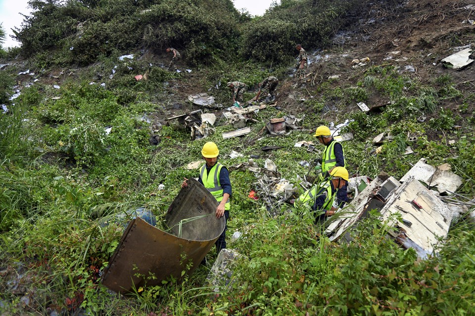 Nepal'de içinde 19 kişi bulunan uçak kalkış sırasında düştü: 18 cansız bedene ulaşıldı, pilot kurtuldu - 1