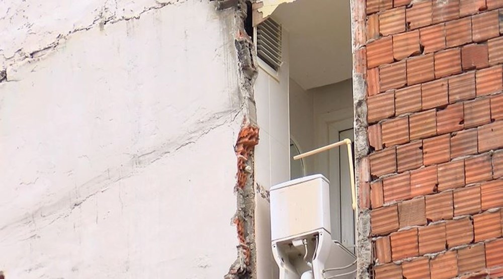 İstanbul'da kentsel dönüşüm! Kepçe yıktı, yan binadaki tuvalet açıkta kaldı - 5