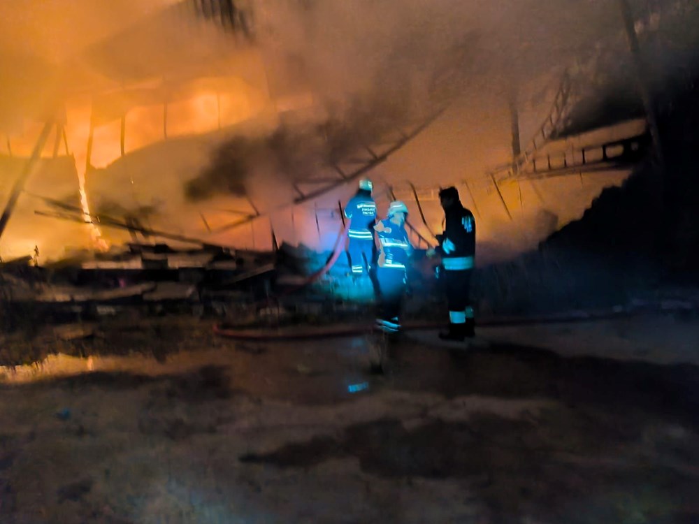 Diyarbakır'da yıldırım düşen depoda yangın: 20 milyon liralık zarar oluştu - 3