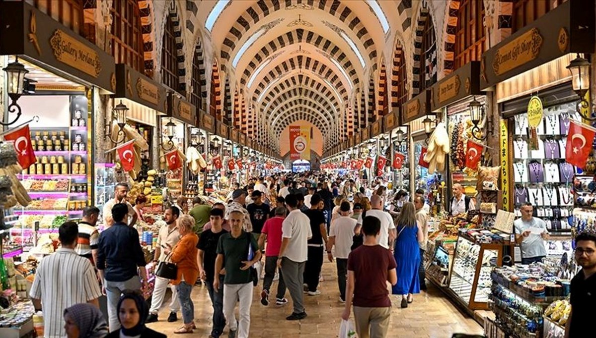 Eminönü'nde bayram alışverişi yoğunluğu: Fiyatlar nasıl?