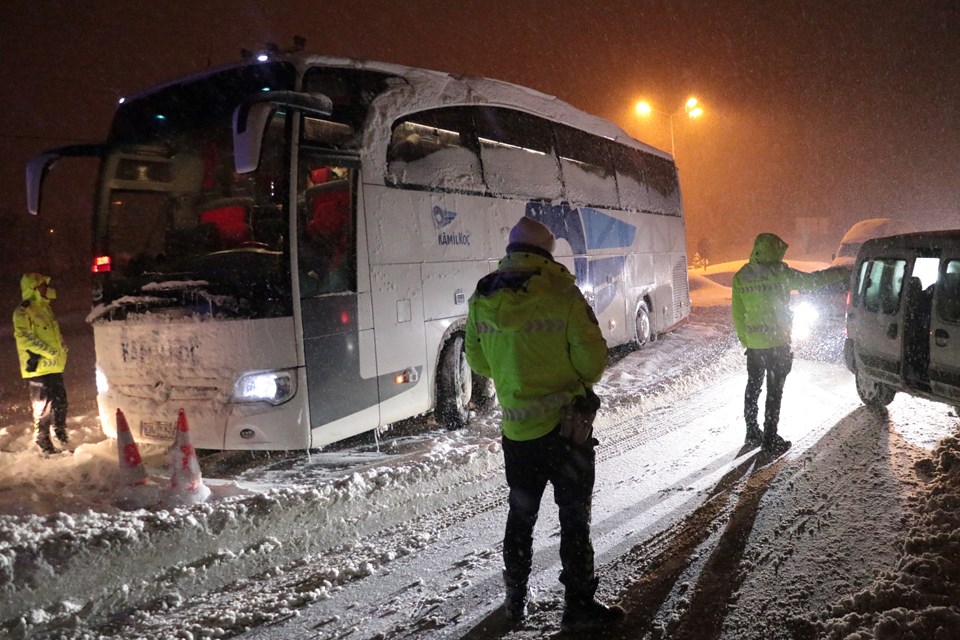Anadolu Otoyolu'nun Bolu Dağı Tüneli'nde İstanbul yönü kısmen trafiğe açıldı - 1