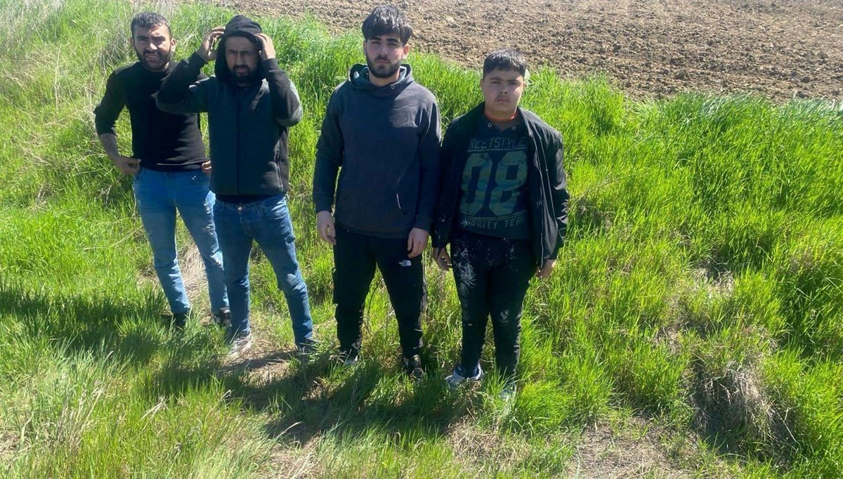 Edirne'de düzensiz göçmen operasyonu: 4 kişi yakalandı Edirne'de düzensiz göçmen operasyonu: 4 kişi yakalandı