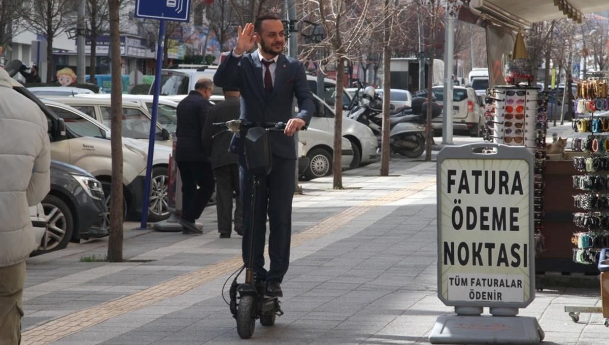 Bağımsız adaydan scooterla seçim çalışması Bağımsız adaydan scooterla seçim çalışması