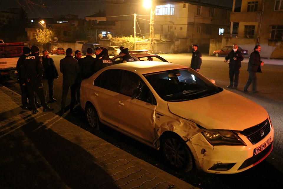 Polis aracına çarpan kişilerin "şoför benim" tartışması: Araçtaki herkes gözaltına alındı - 1