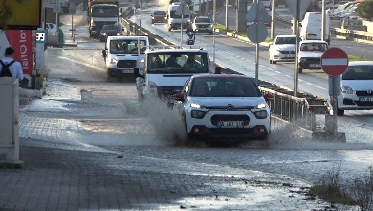 Samsun'da su borusu patlayınca yollar göle döndü